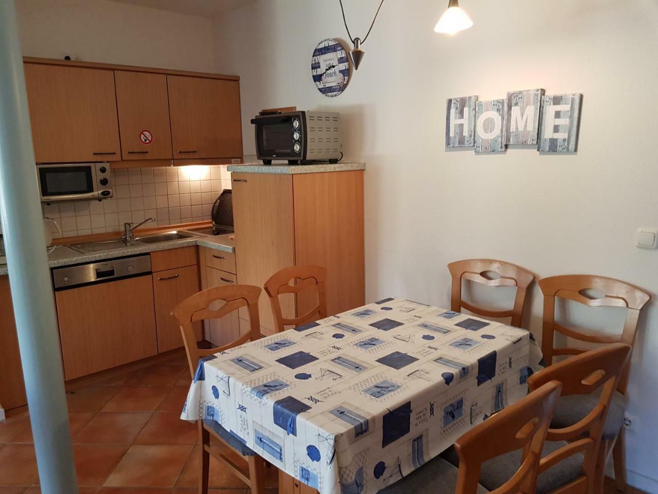 Ferienwohnung 4 Im Haus Am See Mit Wintergarten Und Terrasse Seedorf  Bilik gambar