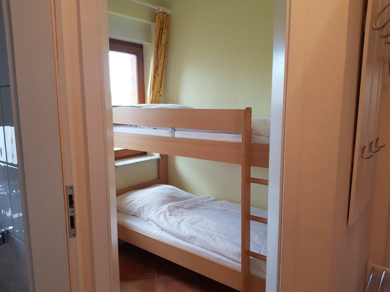 Ferienwohnung 4 Im Haus Am See Mit Wintergarten Und Terrasse Seedorf  Bilik gambar