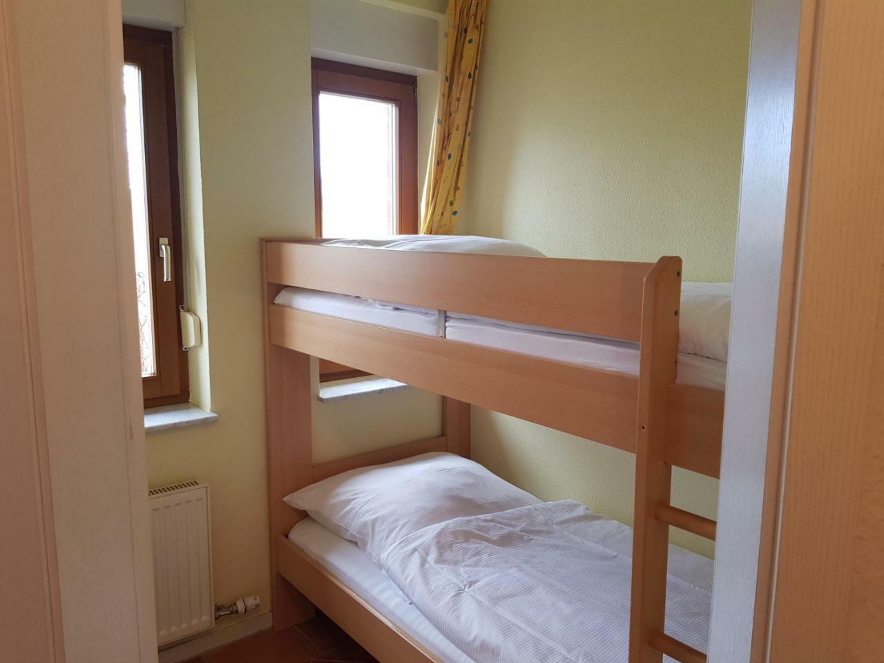 Ferienwohnung 4 Im Haus Am See Mit Wintergarten Und Terrasse Seedorf  Bilik gambar